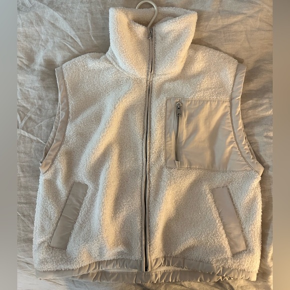 Abercrombie | NWOT Cropped Sherpa Vest - Picture 1 of 3